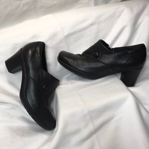 CLARKS.  8.5M.  Bendables.  Black, 2 1/4” heels.